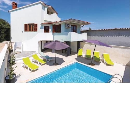 Three-Bedroom Holiday Home in Pula