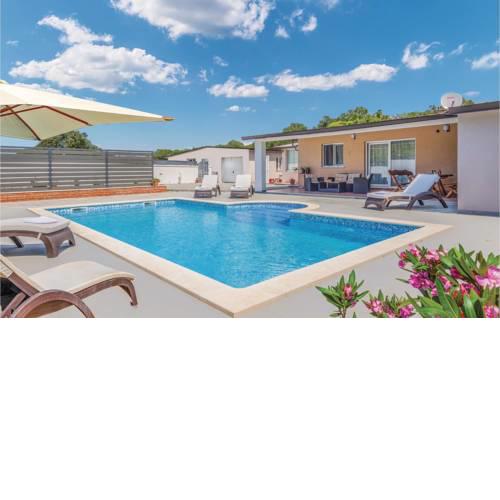 Three-Bedroom Holiday Home in Pula