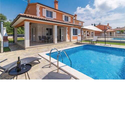Three-Bedroom Holiday Home in Pula