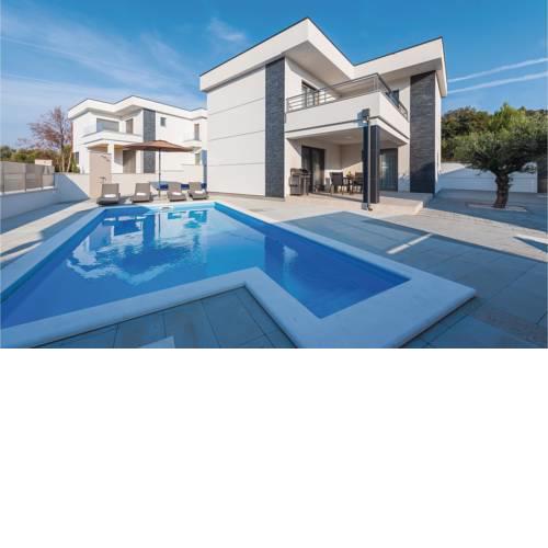 Three-Bedroom Holiday Home in Razanj