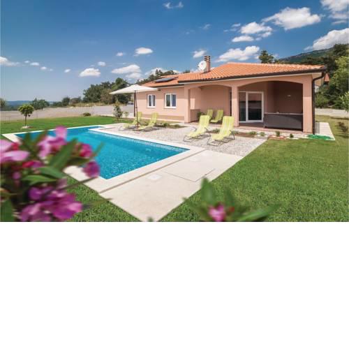 Three-Bedroom Holiday Home in Roc