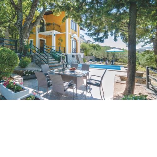 Three-Bedroom Holiday Home in Srinjine