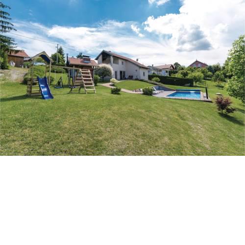 Three-Bedroom Holiday Home in Starjak