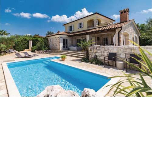 Three-Bedroom Holiday Home in Stifanici