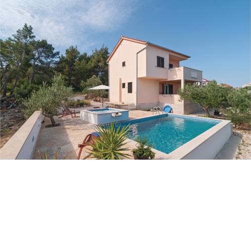 Three-Bedroom Holiday Home in Sutivan