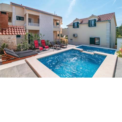 Three-Bedroom Holiday Home in Sutivan