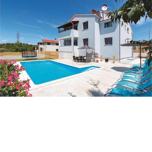 Three-Bedroom Holiday Home in Svetvincenat