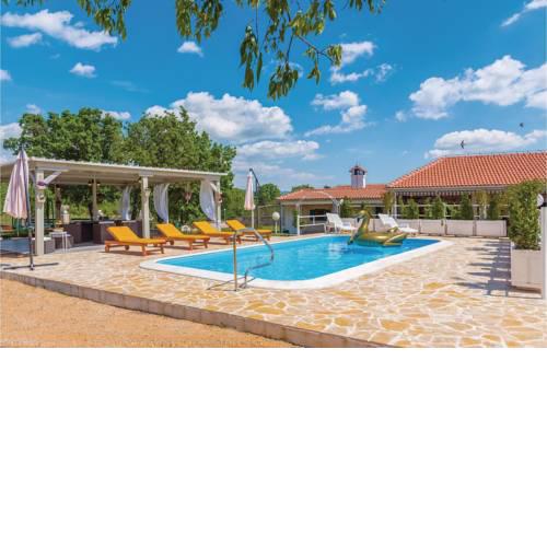 Three-Bedroom Holiday Home in Unesic