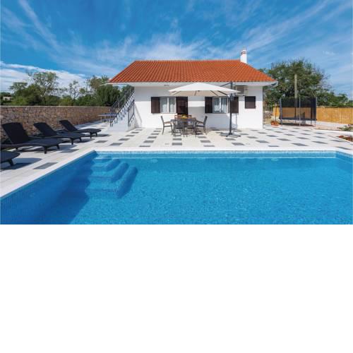 Three-Bedroom Holiday Home in Unesic