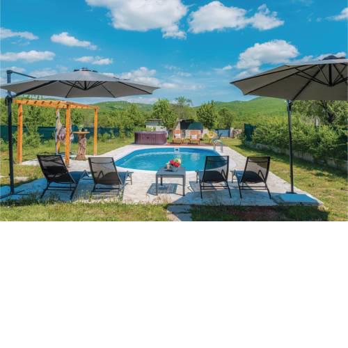 Three-Bedroom Holiday Home in Unesic
