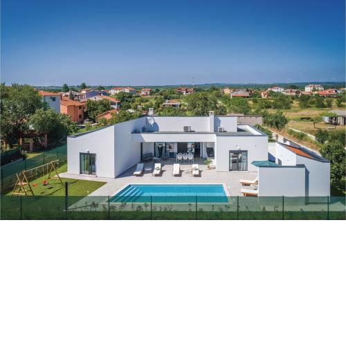 Three-Bedroom Holiday Home in Valbandon