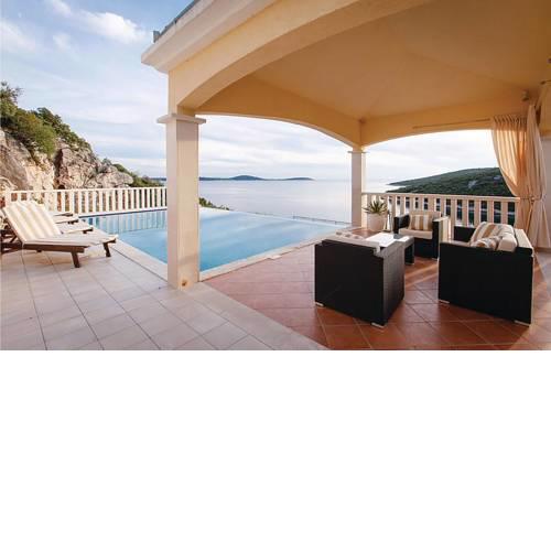 Three-Bedroom Holiday Home in Vinisce
