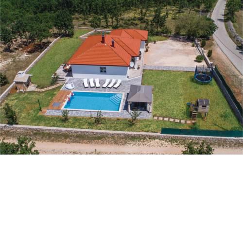Three-Bedroom Holiday Home in Vinjani Gornji