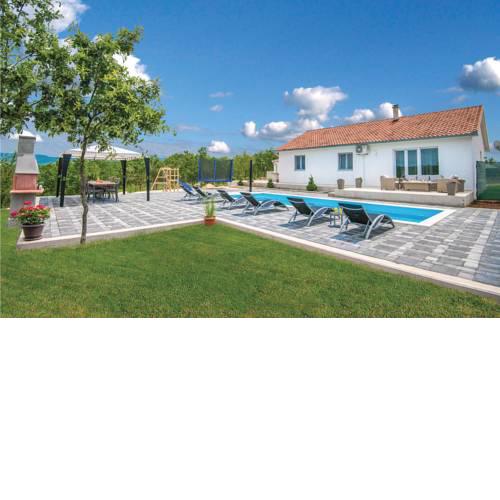 Three-Bedroom Holiday Home in Vinjani Gornji