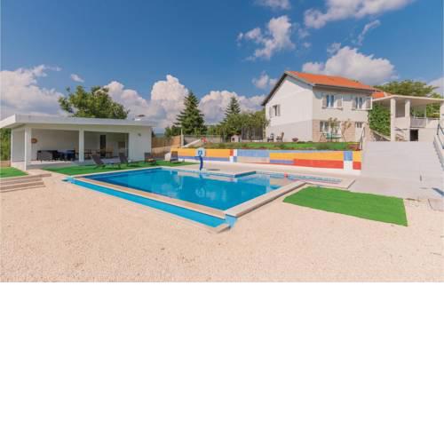 Three-Bedroom Holiday Home in Vinjani Gornji