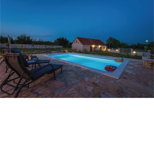 Three-Bedroom Holiday Home in Vinovo Donje