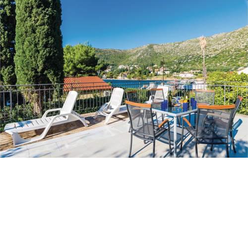 Three-Bedroom Holiday Home in Zaton Mali