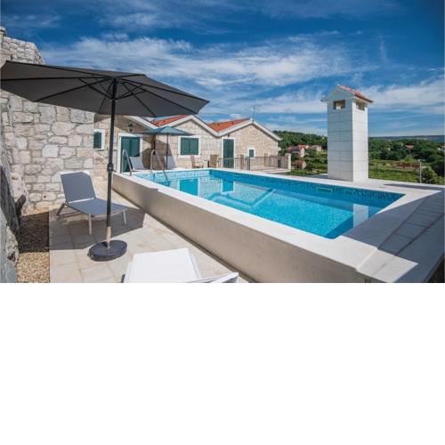 Three-Bedroom Holiday Home in Zmijavci