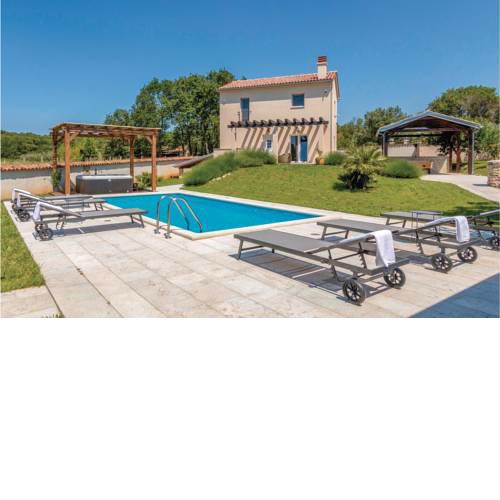 Three-Bedroom Holiday home Pomer with an Outdoor Swimming Pool 02