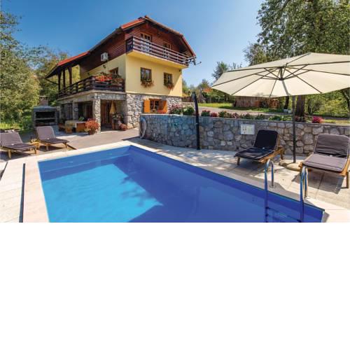 Three-Bedroom Holiday home with a Fireplace in Lukovdol
