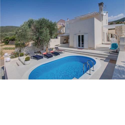 Three-Bedroom Holiday home with Sea View in Martinscica