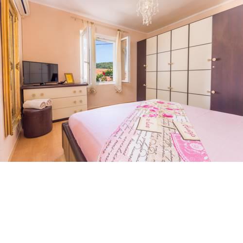 Tia room