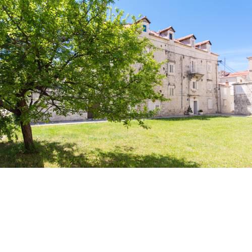 Top-Floor Apartment in Trogir Center
