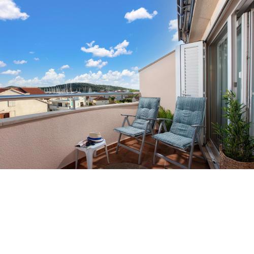 Top Floor Apartment with Sea Views- Free parking in Garage with Elevator- Close to restaurants and beach