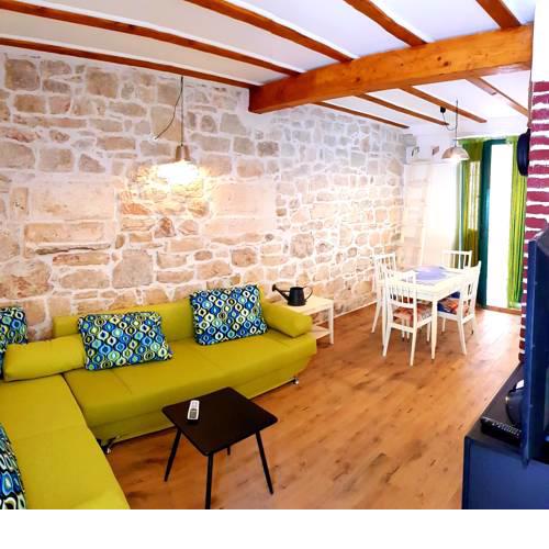 Traditional Suite with Green Patio in Vis town