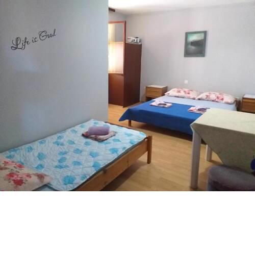 Triple bedroom in the center with its bathroom and parking spot