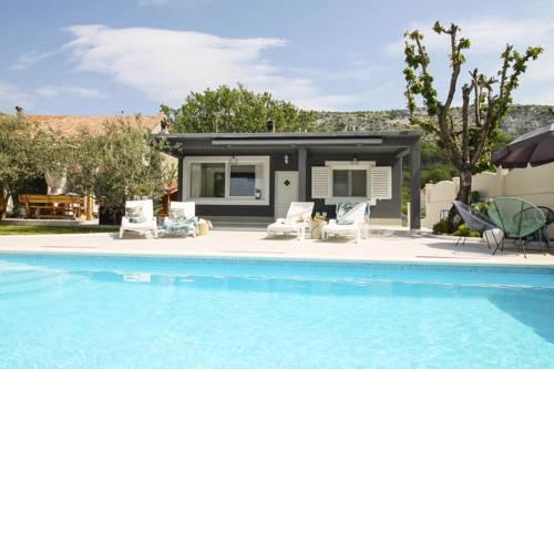 Tugare Villa Sleeps 6 with Pool Air Con and WiFi