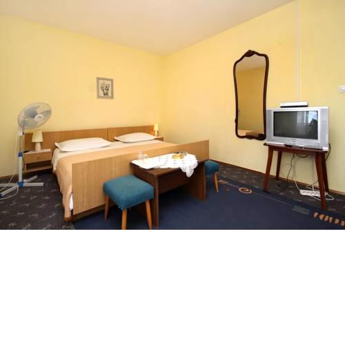 Twin Room Jelsa 8798c