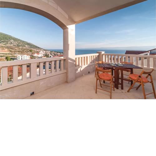 Two-Bedroom Apartment in Bol