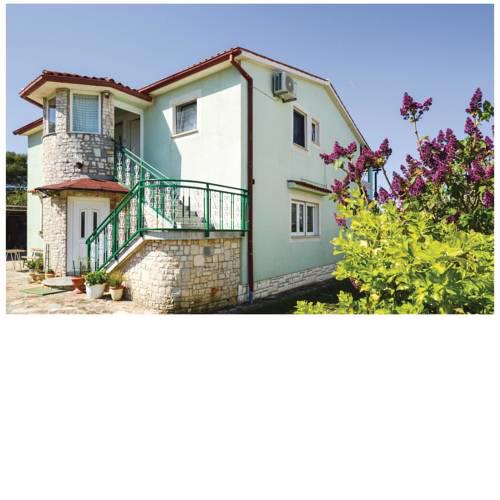 Two-Bedroom Apartment in Fondole