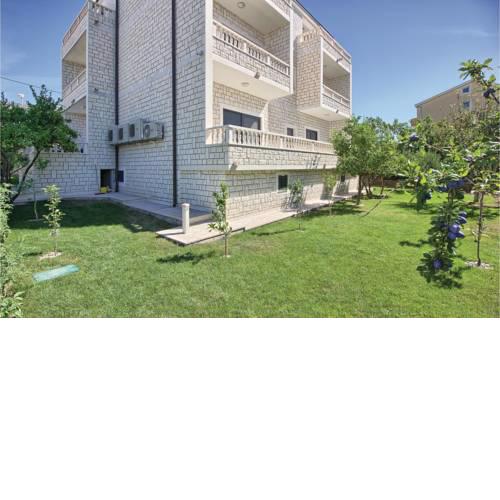 Two-Bedroom Apartment in Kastel Kambelovac