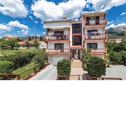 Two-Bedroom Apartment in Kastel Kambelovac