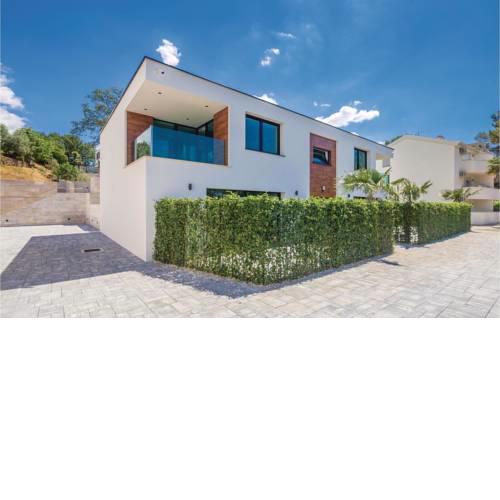 Two-Bedroom Apartment in Malinska