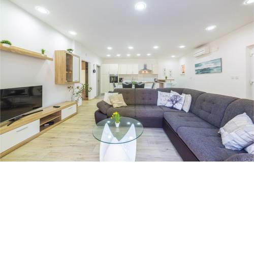 Two-Bedroom Apartment in Mastrinka