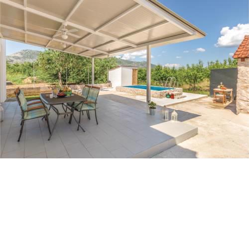 Two-Bedroom Apartment in Metkovic