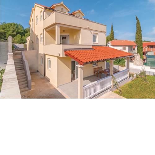 Two-Bedroom Apartment in Milna