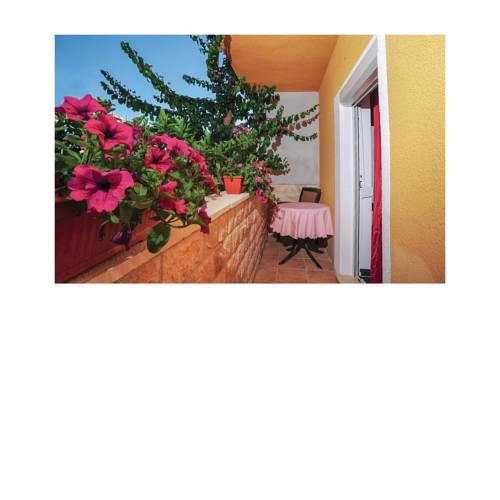 Two-Bedroom Apartment in Okrug Donji