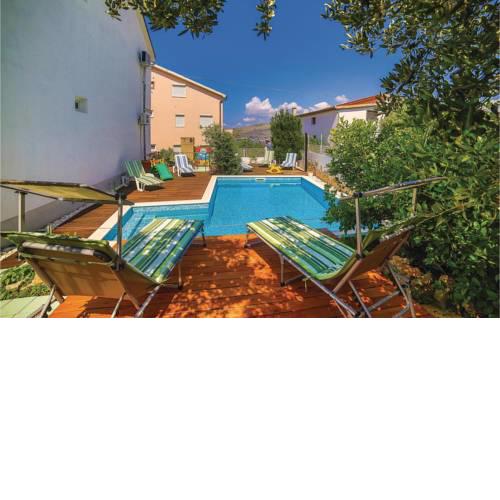 Two-Bedroom Apartment in Okrug Gornji