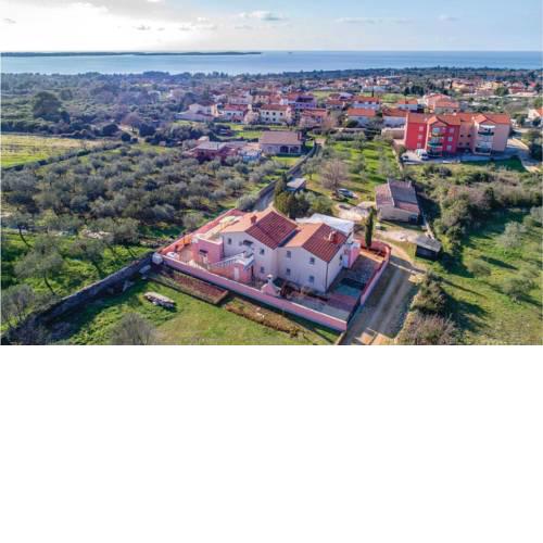 Two-Bedroom Apartment in Peroj