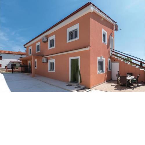 Two-Bedroom Apartment in Peruski