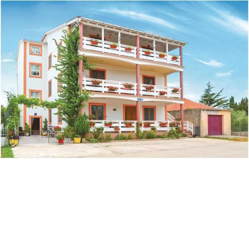 Two-Bedroom Apartment in Petrcane