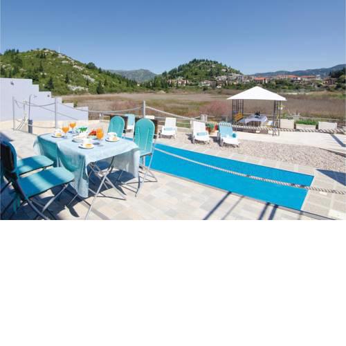 Two-Bedroom Apartment in Ploce