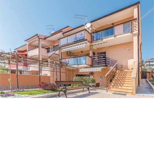 Two-Bedroom Apartment in Pula