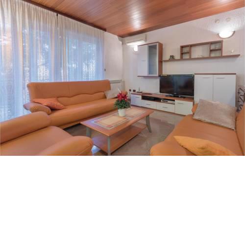 Two-Bedroom Apartment in Pula
