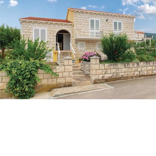 Two-Bedroom Apartment in Racisce