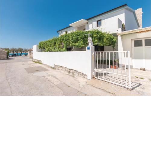 Two-Bedroom Apartment in Razanac